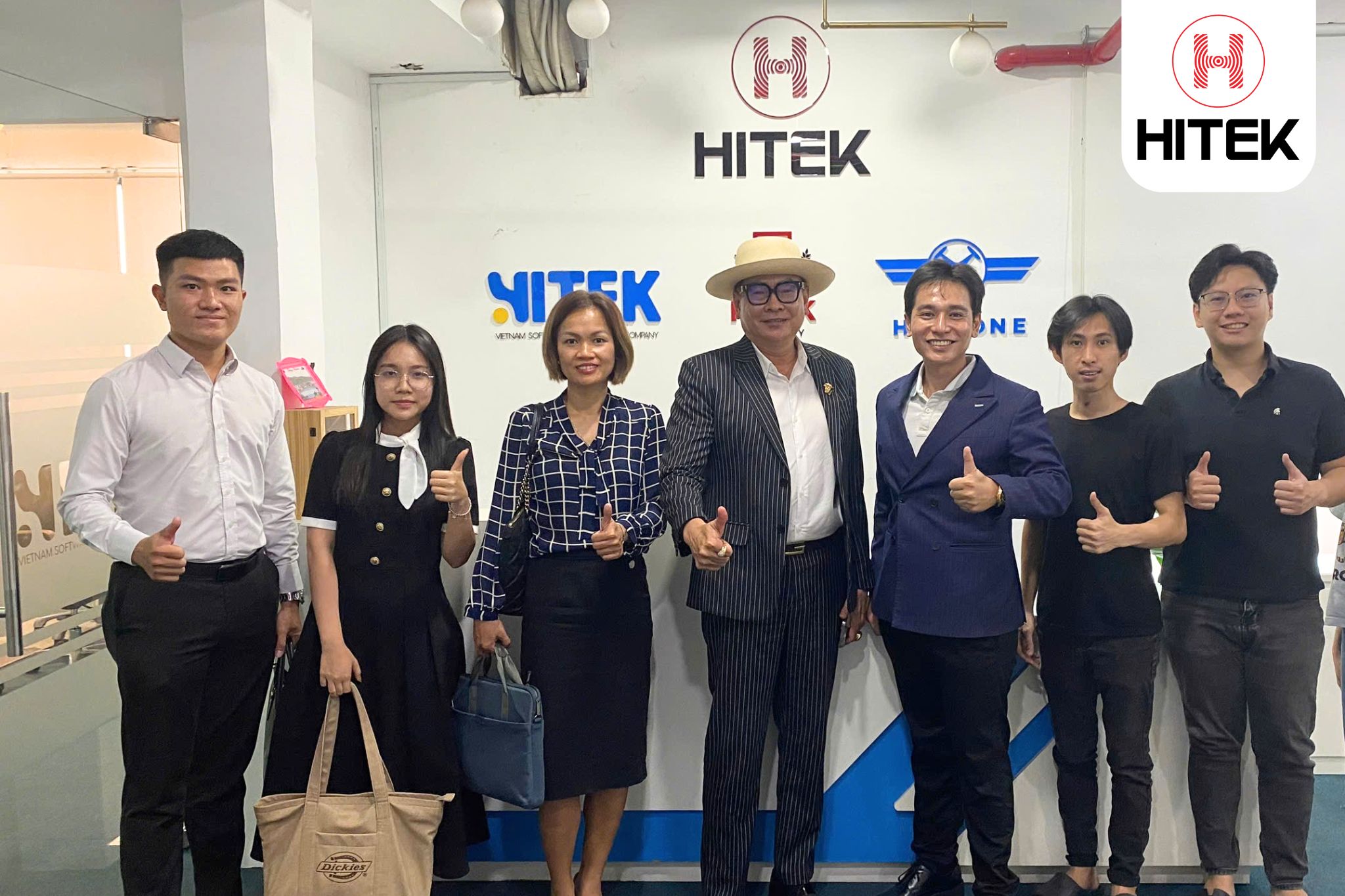 Đại diện hội Doanh nhân Trẻ Việt Nam cùng tập thể Hitek Group