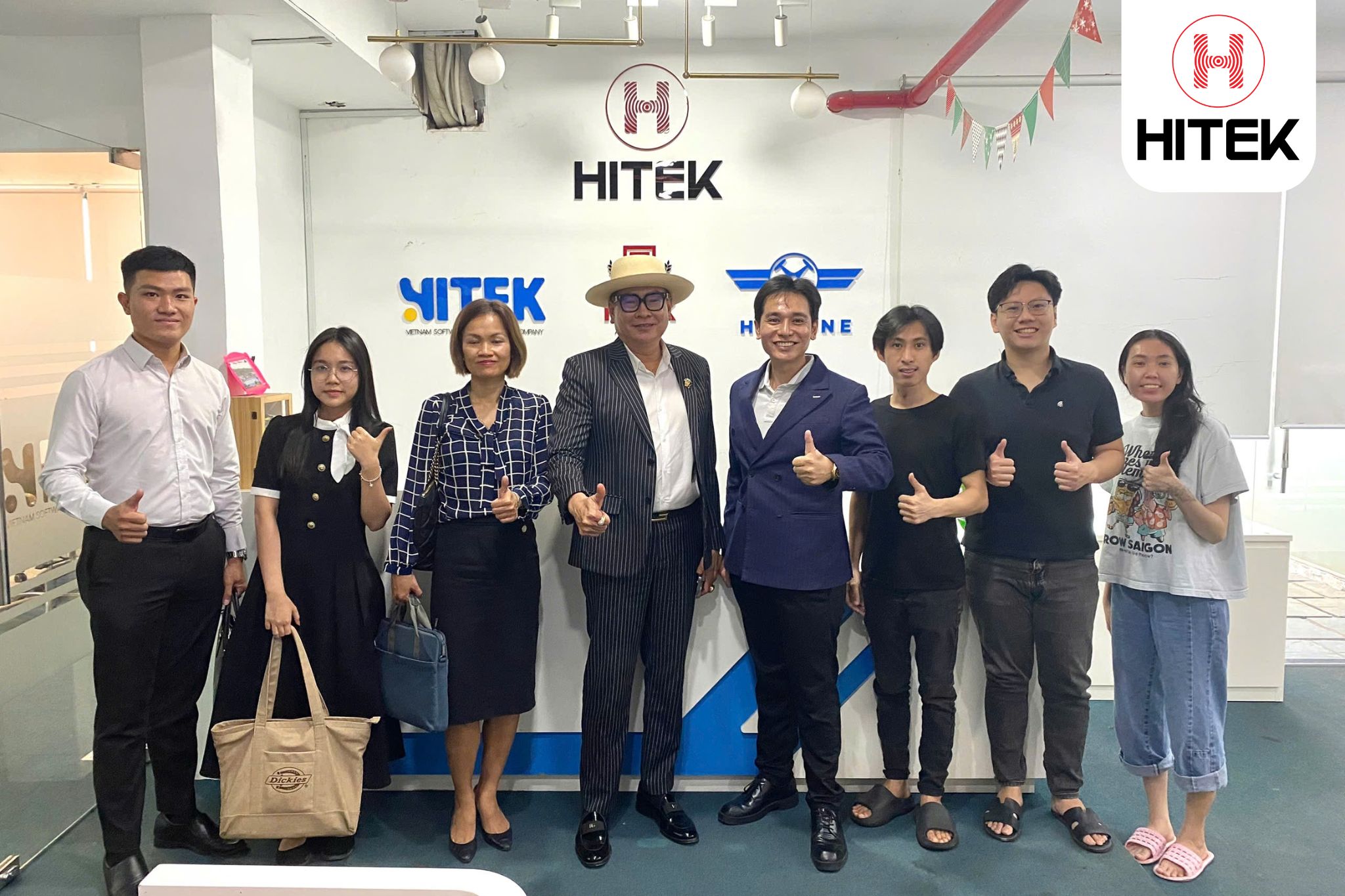 Đại diện hội Doanh nhân Trẻ Việt Nam cùng tập thể Hitek Group